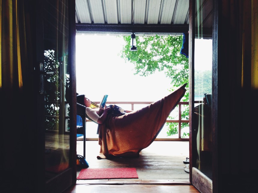 Baca buku dengan suasana damai