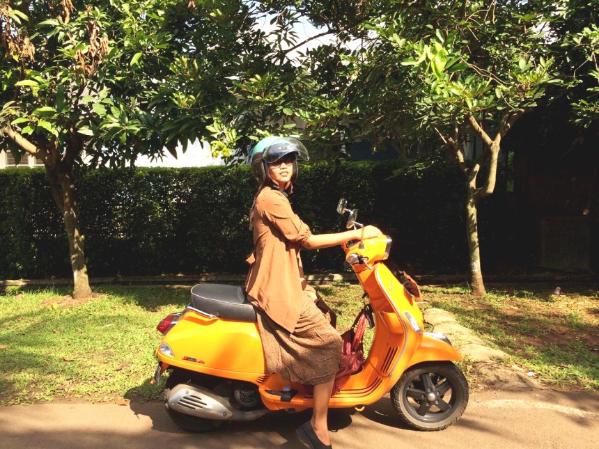 bervespa ria membelah jalanan Jakarta tanpa takut silau